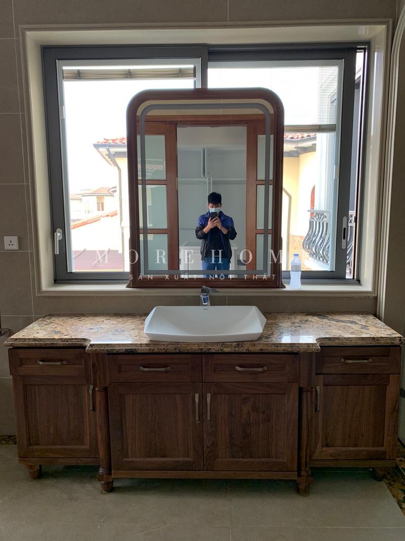 Thi công kệ tủ lavabo gỗ óc chó mặt đá tân cổ điển nội thất không thể thiếu trong không gian phòng tắm, có các ngăn tủ tiện lợi cho cất trữ sắp xếp đồ dùng sinh hoạt trong phòng tắm gọn gàng, ngăn nắp, dễ dàng sử dụng